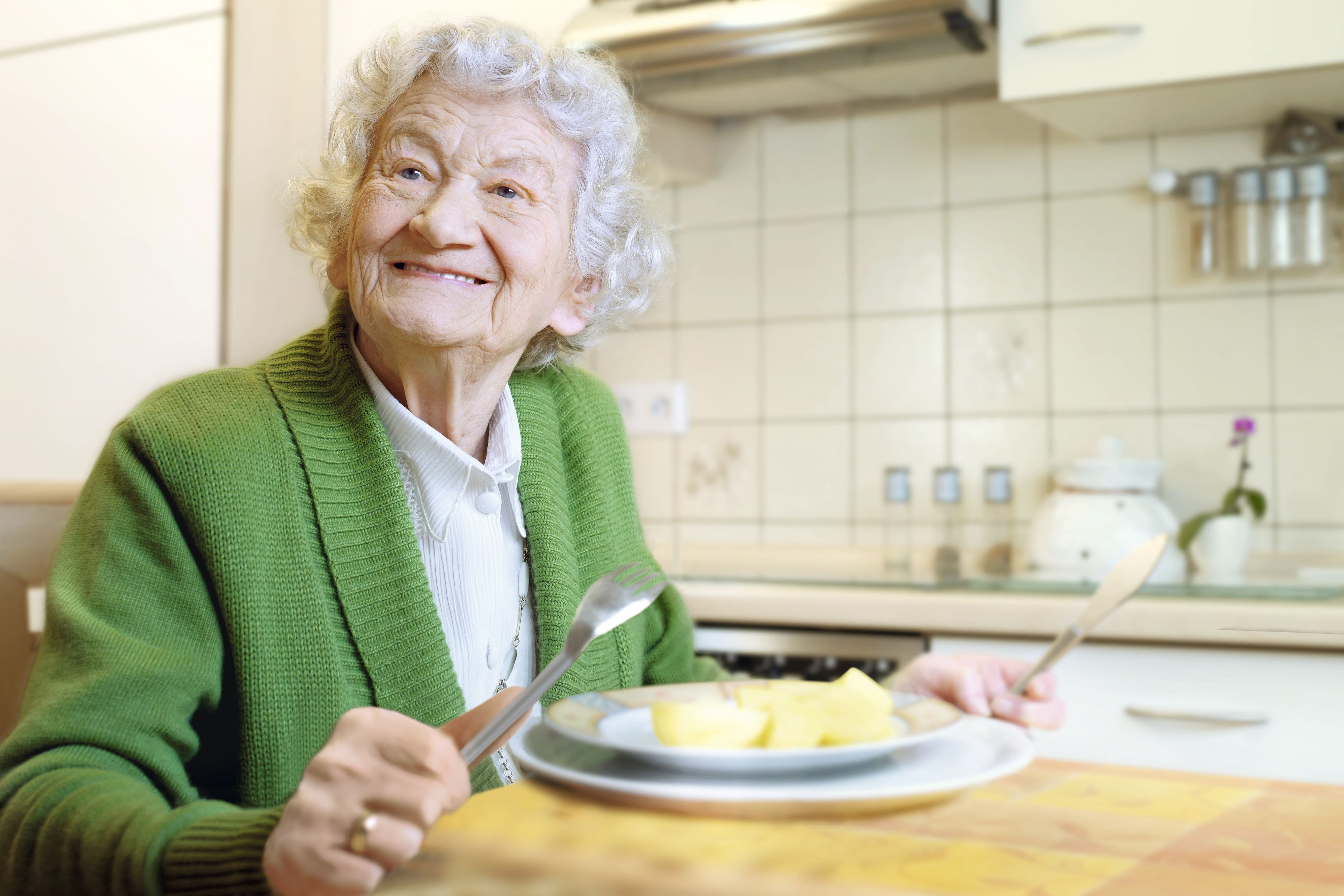 Nicht mehr jeden Tag selbst einkaufen und kochen zu müssen, kann eine große Entlastung sein. Damit Sie dennoch gut versorgt sind, liefert Ihnen der ASB Menüservice, auch Essen auf Rädern genannt, Ihre warme Mahlzeit frei Haus.